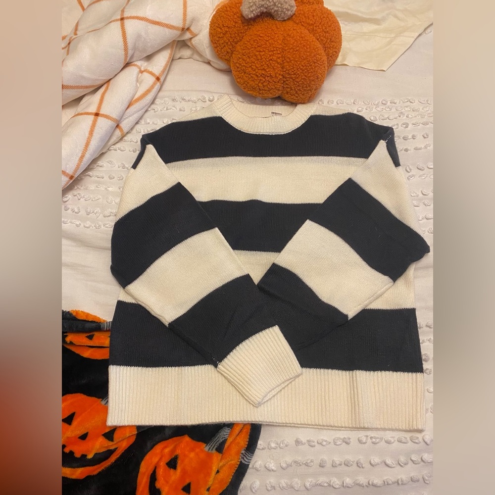 NWOT H&M Sweater